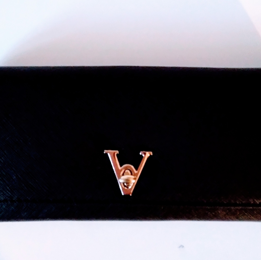 Black clutch